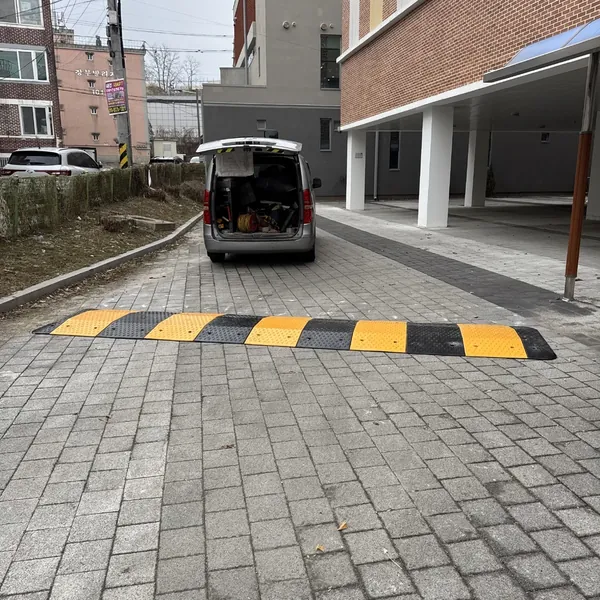 공장 진입로 고무방지턱 시공 현장