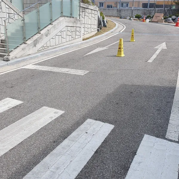 고무방지턱 설치 구간 노면표시 작업